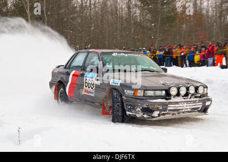 26. Januar 2008 - sah Atlanta, Michigan, USA - ein Großteil der Aufregung in der 2008 Rallye Amerika Sno Drift Rally Rennen in Atlanta Michigan die Autos machen Schnee "Hahn Tails" und das Publikum versucht, sie zu vermeiden. (Kredit-Bild: © David Bailey/ZUMA Press) Stockfoto
