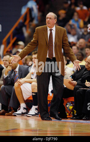 27. Januar 2008: Syracuse University besiegt Providence College 71-64 in einem Big East Basketball Matchup. Syrakus Cheftrainer Jim Boeheim schaut der Schiedsrichter während des Spiels Providence. (Kredit-Bild: © Alan Schwartz/Cal-Sport-Medien) Stockfoto