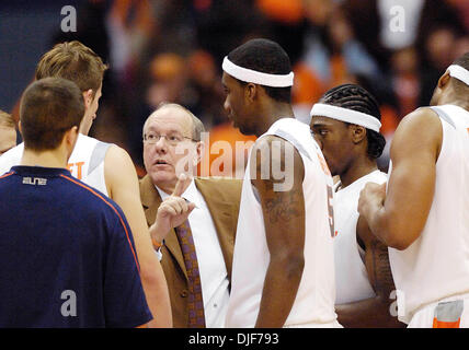 27. Januar 2008: Syracuse University besiegt Providence College 71-64 in einem Big East Basketball Matchup. Syrakus Cheftrainer Jim Boeheim geben Richtung zu seinem Team während des Spielens Providence. (Kredit-Bild: © Alan Schwartz/Cal-Sport-Medien) Stockfoto