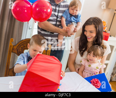 Familie Geburtstag junge Eröffnung-Geschenk-Box betrachten Stockfoto