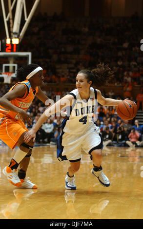 28. Januar 2008 - Durham, North Carolina, USA - Tennessee Lady Vols, auf Platz #2 in der Nation, besiegen #10 erreichte Duke Blue Devils 67-64 Herzogss Cameron Indoor Stadium in Durham, North Carolina. Im Bild: #4 ABBY WANER, #33 ALBERTA AUGUSTE (Kredit-Bild: © Tina Fultz/ZUMA Press) Stockfoto