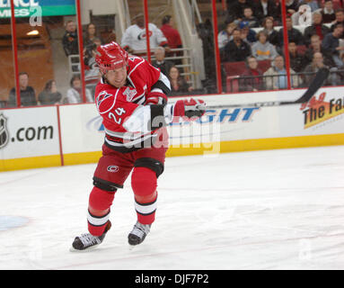 29. Januar 2008 - Raleigh, North Carolina, USA - Carolina Hurricanes (24) SCOTT WALKER. Die Carolina Hurricanes besiegten die New York Rangers mit einem Endstand von 3: 1 im RBC Center in Raleigh. (Kredit-Bild: © Jason Moore/ZUMA Press) Stockfoto