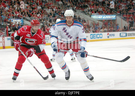 29. Januar 2008 - Raleigh, North Carolina, USA - Carolina Hurricanes (26) ERIK COLE und New York Rangers (34) JASON STRUDWICK. Die Carolina Hurricanes besiegten die New York Rangers mit einem Endstand von 3: 1 im RBC Center in Raleigh. (Kredit-Bild: © Jason Moore/ZUMA Press) Stockfoto