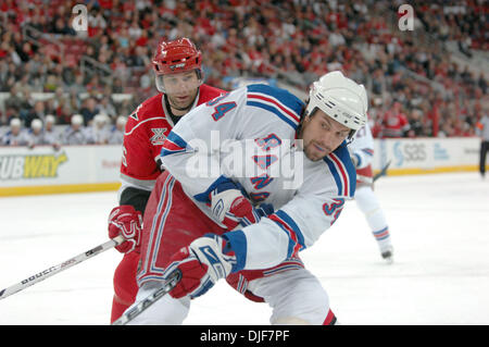 29. Januar 2008 - Raleigh, North Carolina, USA - Carolina Hurricanes (26) ERIK COLE und New York Rangers (34) JASON STRUDWICK. Die Carolina Hurricanes besiegten die New York Rangers mit einem Endstand von 3: 1 im RBC Center in Raleigh. (Kredit-Bild: © Jason Moore/ZUMA Press) Stockfoto