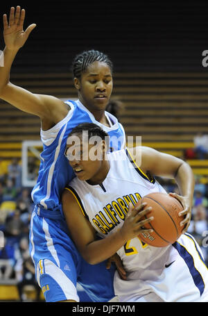 California Golden Bears Alexis grau-Lawson, #21, fährt vorbei an UCLA Bruins Nina Earl, #1, in der ersten Hälfte ihres Spiels auf Donnerstag, 31. Januar 2008 im Haas-Pavillon in Berkeley, Kalifornien (Jose Carlos Fajardo/Contra Costa Times / ZUMA Press). Stockfoto