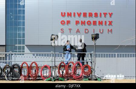 1. Februar 2008 - Glendale, Arizona, USA - Mitglieder der Medien außerhalb der University of Phoenix Stadium in Glendale, Arizona Freitag warten. 1. Februar 2008. Das Stadion Gastgeber Super Bowl XLII. (Bild Kredit: Stockfoto