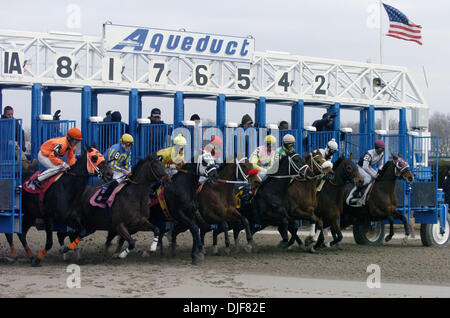 2. Februar 2008 - South Ozone Park, Queens, NY, USA - Pferde brechen aus dem Tor zu Beginn des 1. Rennens. Winter-Rennen auf dem Aquädukt Racecourse in South Ozone Park, Queens, NY. Aquädukt, auch bekannt als die "Big A", eröffnet am 27. September 1894 in Queens. Im Jahre 1941 wurden ein neues Clubhaus und Track Büros gebaut. Die Strecke wurde im Jahre 1956 abgerissen und das neue "Big A" 1959 eröffnet. In 1975 th Stockfoto