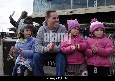 2. Februar 2008 - South Ozone Park, Queens, NY, USA - Gary Gjertsen der Eastchester mit seinen Töchtern Emily (L) und Allison (2. v. R) und ihre Cousine Klara allein auf die Pferde. Winter-Rennen auf dem Aquädukt Racecourse in South Ozone Park, Queens, NY. Aquädukt, auch bekannt als die "Big A", eröffnet am 27. September 1894 in Queens. Im Jahre 1941 wurden ein neues Clubhaus und Track Büros gebaut. Der trac Stockfoto