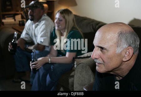 3. Februar 2008 - Cooper City, Florida, USA - MANNY FERNANDEZ, rechts ist Mitglied 1972 ungeschlagen Miami Dolphins, Uhren der Super Bowl in seinem Haus in Cooper City auf ganz links Freund Dan Smith-Plantage mit seiner Freundin Samantha Rassner der Coral Springs. Fernandez und Delphine sind die einzigen ungeschlagenen NFL-Team. New England versucht, die 72 Delfine perfekt Se entsprechen Stockfoto