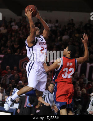 St. Mary's Gaels Tron Smith, #23, tritt gegen Gonzaga Bulldogs Steven Gray, #32, in der 1. Hälfte ihres Spiels auf Montag, 4. Februar 2008 im McKeon Pavillon in Moraga, Kalifornien (Jose Carlos Fajardo/Contra Costa Times / ZUMA Press). Stockfoto