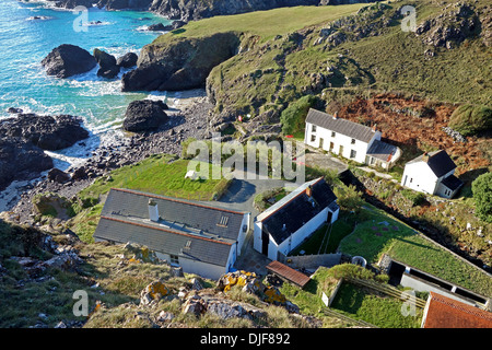 Ein Blick von den Klippen über dem Café Kynance Cove in Cornwall, Großbritannien Stockfoto