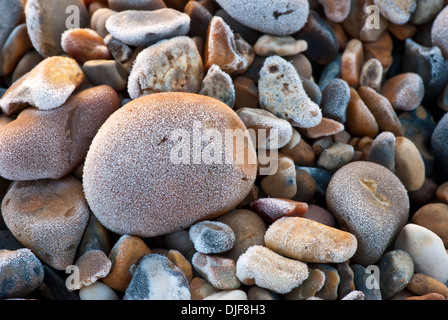 Frostigen Kieselsteine am Strand Stockfoto