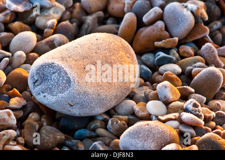 Mattierte Kieselsteine am Strand Stockfoto