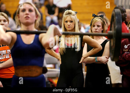 9. Februar 2008 - New Port Richey, Florida, USA - TAYTUM MCCULLOUGH, Center, ein Neuling, mit Teamkollegen Leslie Tanner, 17, Recht, Junior, beide von Baker County High School in Glenn St. Mary, Wettbewerb in der 110-Pfund-Klasse Auge den Wettbewerb im Bankdrücken bei der 2008 Florida High School Athletic Association (FHSAA) Mädchen Gewichtheben Finale gehostet von River Ridge High School Stockfoto