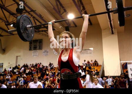 9. Februar 2008 - New Port Richey, Florida, USA - ARIELLA GARRETT, 15, ein Neuling in Seminole Ridge High School, der Loxahatchee, Wettbewerb in der Klasse 119 Pfund, saubere und Rucke 115-Pfund bei den 2008 Florida High School Athletic Association (FHSAA) Mädchen Gewichtheben Finals gehostet von River Ridge High School in New Port Richey Samstag. Garrett beendete neunzehnten in ihrer Klasse mit Stockfoto