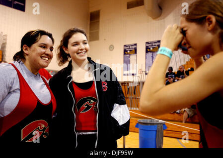 9. Februar 2008 - New Port Richey, Florida, USA - AMANDA Cañete, 17, links, senior, unbegrenzte Klasse und Carolyn Lord, 16, ein junior, 183-Pfund-Klasse haben sich fotografieren von Teamkollege Madelyn Gapko, 17, rechts, eine junior, 101-Pfund-Klasse, alle der Seminole Ridge High School von Loxahatchee, beim 2008 Florida High School Athletic Association (FHSAA) Mädchen Gewichtheben Finale gehostet Stockfoto