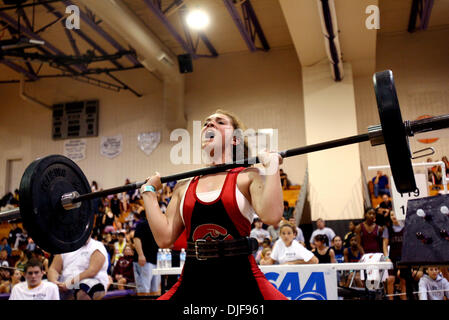 9. Februar 2008 - New Port Richey, Florida, USA - ARIELLA GARRETT, 15, ein Neuling in Seminole Ridge High School, der Loxahatchee, Wettbewerb in der Klasse 119 Pfund, saubere und Rucke 115-Pfund bei den 2008 Florida High School Athletic Association (FHSAA) Mädchen Gewichtheben Finals gehostet von River Ridge High School in New Port Richey Samstag. Garrett beendete neunzehnten in ihrer Klasse mit Stockfoto