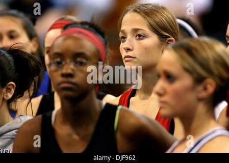 9. Februar 2008 - New Port Richey, Florida, USA - MADELYN GAPKO, 17, zweiter von rechts, eine Junior bei Seminole Ridge hoch, der Loxahatchee, Wettbewerb in der 101-Pfund-Klasse, hört auf einen Richter geben Anweisungen vor dem Start des Bankdrücken beim 2008 Florida High School Athletic Association (FHSAA) Mädchen Gewichtheben Finale gehostet von River Ridge High School in New Port Richey Sa Stockfoto