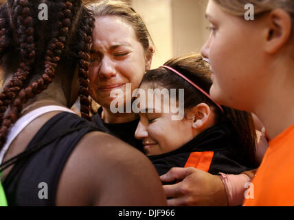 9. Februar 2008 - New Port Richey, Florida, USA - MARY FULLER, 18, 2. von links, ein Senior im Spruce Creek High, in Port Orange, 139 Pfund-Klasse, mit Teamkollegen ALYSSA IDELICATO, 15, rechts, Sophomore, 101 Pfund-Klasse nach einem gescheiterten Versuch stossen 185 Pfund Lift beim 2008 Florida High School Athletic Association (FHSAA) Mädchen Gewichtheben Finale veranstaltet von River Ridge H Stockfoto