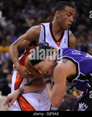 Golden State Warriors Monta Ellis, #8, stürzt in Sacramento Kings Mike Bibby, #10, auf Samstag, 9. Februar 2008 in der Oracle Arena in Oakland, Kalifornien Die Krieger besiegt die Könige 105-102. (Jose Carlos Fajardo/Contra Costa Times / ZUMA Press). Stockfoto