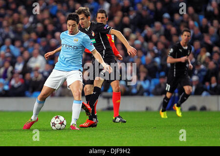 Manchester, UK. 27. November 2013. Samir Nasri von Manchester City in Aktion während der UEFA Champions League Spiel Manchester City gegen Viktoria Pilsen aus der Etihad Stadium, Manchester Credit: Action Plus Sport/Alamy Live News Stockfoto