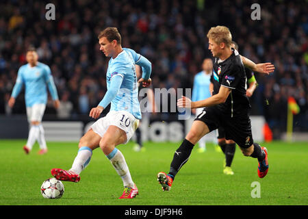 Manchester, UK. 27. November 2013. Edin Dzeko von Manchester City in Aktion während der UEFA Champions League Spiel Manchester City gegen Viktoria Pilsen aus der Etihad Stadium, Manchester Credit: Action Plus Sport/Alamy Live News Stockfoto