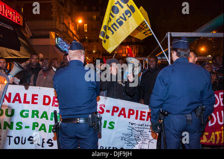 Paris, Frankreich, afrikanische "Migranten ohne Papiere" ohne Papiere, Protest auf der Straße vor der französischen Sozialistischen Partei, gegen extreme Rechte, Protestzeichen halten, Einwanderungskundgebung, Migranten paris, paris Polizei von hinten Stockfoto