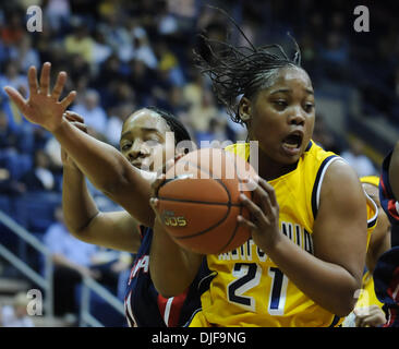 California Golden Bears Alexis grau-Lawson, #21, fährt vorbei an Arizona Wildcats Rheya Neabors, #21, in der ersten Hälfte ihres Spiels auf Samstag, 16. Februar 2008 im Haas-Pavillon in Berkeley, Kalifornien (Jose Carlos Fajardo/Contra Costa Times / ZUMA Press). Stockfoto