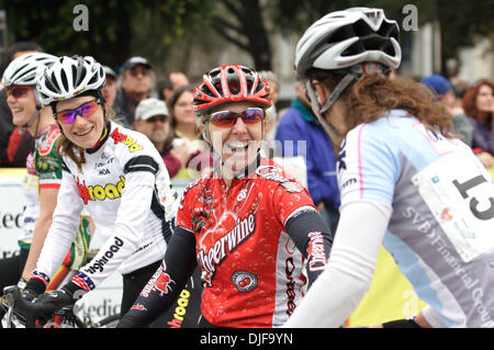 18. Februar 2008 - Santa Rosa, Kalifornien, USA - LAURA VAN GILDER der Cheerwine grüßt BROOKE MILLER als nähert sie sich den Start der Frauen Kriterium bei der Amgen Tour of California vor die Männer kommen in der Stadt, die erste Etappe der Amgen Tour of California finising 2008. Miller ging auf gewinnen das erste Damen-Kriterium. (Kredit-Bild: © Kate Karwan Burgess/ZUMA P Stockfoto