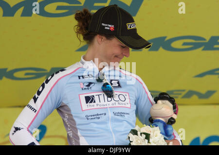 18. Februar 2008 - Santa Rosa, Kalifornien, USA - BROOKE MILLLER von TIBCO, center, gewinnt die Frauen Criterium 2008 Amgen Tour of California mit Laura Van Gilder der Cheerwine zweite Platzierung und Emilia Fahlin Highroad Dritter platzieren. Die Frauen fertig vor der Ankunft der ersten Stufe der Männer. (Kredit-Bild: © Kate Karwan Burgess/ZUMA Press) Stockfoto