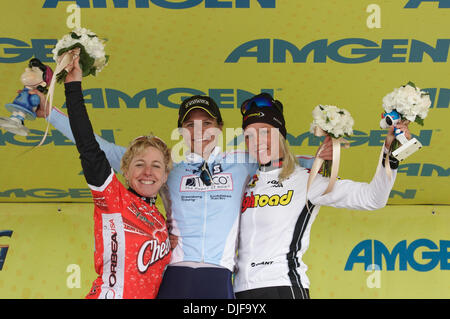 18. Februar 2008 - Santa Rosa, Kalifornien, USA - BROOKE MILLLER von TIBCO, center, gewinnt die Frauen Criterium 2008 Amgen Tour of California mit LAURA VAN GILDER der Cheerwine zweite Platzierung und EMILIA FAHLIN der Highroad Platzierung Dritter. Die Frauen fertig vor der Ankunft der ersten Stufe der Männer. (Kredit-Bild: © Kate Karwan Burgess/ZUMA Press) Stockfoto