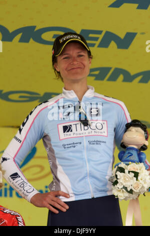 18. Februar 2008 - Santa Rosa, Kalifornien, USA - BROOKE MILLLER von TIBCO, center, gewinnt die Frauen Criterium 2008 Amgen Tour of California mit Laura Van Gilder der Cheerwine zweite Platzierung und Emilia Fahlin Highroad Dritter platzieren. Die Frauen fertig vor der Ankunft der ersten Stufe der Männer. (Kredit-Bild: © Kate Karwan Burgess/ZUMA Press) Stockfoto