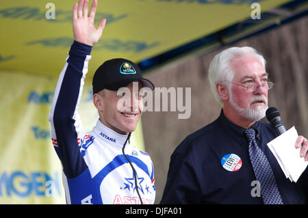 18. Februar 2008 - Santa Rosa, Kalifornien, USA - LEVI LEIPHEIMER winkt der Menschenmenge in der Innenstadt von Santa Rosa nach der ersten Phase des Jahres 2008 Amgen Tour of California. (Kredit-Bild: © Kate Karwan Burgess/ZUMA Press) Stockfoto