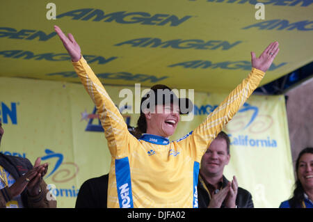 18. Februar 2008 - Santa Rosa, Kalifornien, USA - BROOKE MILLLER von TIBCO, center, gewinnt die Frauen Criterium 2008 Amgen Tour of California mit Laura Van Gilder der Cheerwine zweite Platzierung und Emilia Fahlin Highroad Dritter platzieren. Die Frauen fertig vor der Ankunft der ersten Stufe der Männer. (Kredit-Bild: © Kate Karwan Burgess/ZUMA Press) Stockfoto