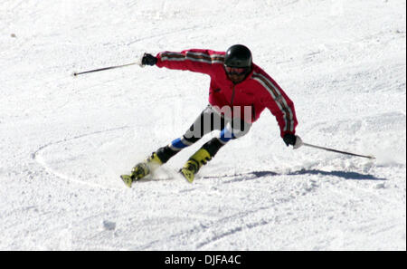 20. Februar 2008 - Gulmarg, Kaschmir, Indien - Konkurrenten Praxis Skifahren am Hang in Gulmarg im Laufe des 2. Tages der nationalen Winterspiele in Gulmarg, 55 km (34 Meilen) westlich von Srinagar, 20. Februar 2008. Teilnehmer aus verschiedenen indischen Bundesstaaten konkurrieren im Wintersport in der fünften Auflage der Spiele. (Kredit-Bild: © Altaf Zargar/ZUMA Press) Stockfoto