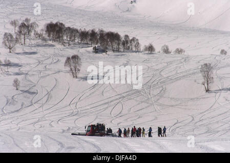 20. Februar 2008 - Gulmarg, Kaschmir, Indien - Konkurrenten Praxis Skifahren am Hang in Gulmarg im Laufe des 2. Tages der nationalen Winterspiele in Gulmarg, 55 km (34 Meilen) westlich von Srinagar, 20. Februar 2008. Teilnehmer aus verschiedenen indischen Bundesstaaten konkurrieren im Wintersport in der fünften Auflage der Spiele. (Kredit-Bild: © Altaf Zargar/ZUMA Press) Stockfoto