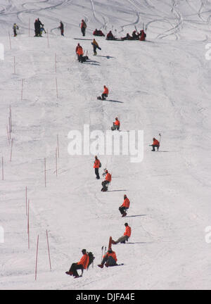 20. Februar 2008 - Gulmarg, Kaschmir, Indien - Konkurrenten Praxis Skifahren am Hang in Gulmarg im Laufe des 2. Tages der nationalen Winterspiele in Gulmarg, 55 km (34 Meilen) westlich von Srinagar, 20. Februar 2008. Teilnehmer aus verschiedenen indischen Bundesstaaten konkurrieren im Wintersport in der fünften Auflage der Spiele. (Kredit-Bild: © Altaf Zargar/ZUMA Press) Stockfoto