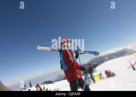 20. Februar 2008 - Gulmarg, bereitet Kaschmir, Indien - Konkurrent in Gulmarg ski laufen während des 2. Tages der nationalen Winterspiele in Gulmarg, 55 km (34 Meilen) westlich von Srinagar, 20. Februar 2008. Teilnehmer aus verschiedenen indischen Bundesstaaten konkurrieren im Wintersport in der fünften Auflage der Spiele. (Kredit-Bild: © Altaf Zargar/ZUMA Press) Stockfoto