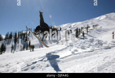 20. Februar 2008 - Gulmarg, Kaschmir, Indien - ein Konkurrent Praktiken auf dem Schnee zeigt ihre Leistung während des 2. Tages der nationalen Winterspiele in Gulmarg, 55 km (34 Meilen) westlich von Srinagar, 20. Februar 2008. Teilnehmer aus verschiedenen indischen Bundesstaaten konkurrieren im Wintersport in der fünften Auflage der Spiele. (Kredit-Bild: © Altaf Zargar/ZUMA Press) Stockfoto