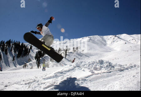 20. Februar 2008 - Gulmarg, Kaschmir, Indien - ein Konkurrent Praktiken auf dem Schnee zeigt ihre Leistung während des 2. Tages der nationalen Winterspiele in Gulmarg, 55 km (34 Meilen) westlich von Srinagar, 20. Februar 2008. Teilnehmer aus verschiedenen indischen Bundesstaaten konkurrieren im Wintersport in der fünften Auflage der Spiele. (Kredit-Bild: © Altaf Zargar/ZUMA Press) Stockfoto