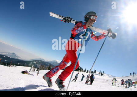 20. Februar 2008 - durchschreitet Gulmarg, Kaschmir, Indien - Durchführung des Skis Ski Schnee in Gulmarg im Laufe des 2. Tages der nationalen Winterspiele in Gulmarg, 55 km (34 Meilen) westlich von Srinagar, 20. Februar 2008. Teilnehmer aus verschiedenen indischen Bundesstaaten konkurrieren im Wintersport in der fünften Auflage der Spiele. (Kredit-Bild: © Altaf Zargar/ZUMA Press) Stockfoto