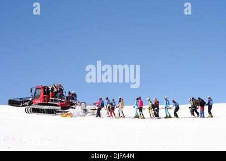 20. Februar 2008 - Gulmarg, Kaschmir, Indien - Konkurrenten werden in einer Linie hinter einer Pistenraupe für die Praxis auf dem Schnee im Laufe des 2. Tages der nationalen Winterspiele in Gulmarg, 55 km (34 Meilen) westlich von Srinagar, 20. Februar 2008 gezogen. Teilnehmer aus verschiedenen indischen Bundesstaaten konkurrieren im Wintersport in der fünften Auflage der Spiele. (Kredit-Bild: © Altaf Zargar/ZUMA Press) Stockfoto