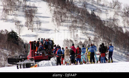 20. Februar 2008 - Gulmarg, Kaschmir, Indien - Konkurrenten werden in einer Linie hinter einer Pistenraupe für die Praxis auf dem Schnee im Laufe des 2. Tages der nationalen Winterspiele in Gulmarg, 55 km (34 Meilen) westlich von Srinagar, 20. Februar 2008 gezogen. Teilnehmer aus verschiedenen indischen Bundesstaaten konkurrieren im Wintersport in der fünften Auflage der Spiele. (Kredit-Bild: © Altaf Zargar/ZUMA Press) Stockfoto