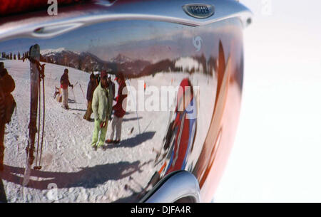 20. Februar 2008 - Gulmarg, Kaschmir, Indien - spiegelt sich eine Ansicht in einem Konkurrenten Visier während des Trainings am 2. Tag der nationalen Winterspiele in Gulmarg, 55 km (34 Meilen) westlich von Srinagar, 20. Februar 2008. Teilnehmer aus verschiedenen indischen Bundesstaaten konkurrieren im Wintersport in der fünften Auflage der Spiele. (Kredit-Bild: © Altaf Zargar/ZUMA Press) Stockfoto