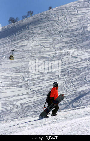 20. Februar 2008 - Gulmarg, Kaschmir, Indien - Spaziergänge ein Wettbewerbers durch den Schnee im Laufe des 2. Tages der nationalen Winterspiele in Gulmarg, 55 km (34 Meilen) westlich von Srinagar, 20. Februar 2008. Teilnehmer aus verschiedenen indischen Bundesstaaten konkurrieren im Wintersport in der fünften Auflage der Spiele. (Kredit-Bild: © Altaf Zargar/ZUMA Press) Stockfoto