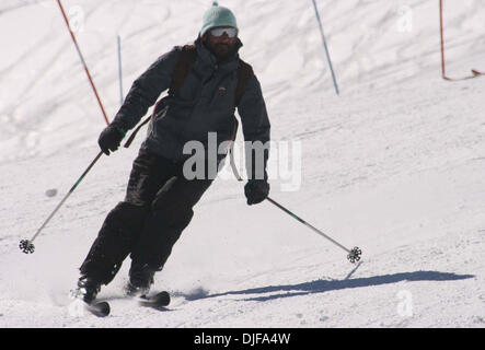 20. Februar 2008 - Gulmarg, Kaschmir, Indien - ein Konkurrent Praktiken auf dem Schnee zeigt ihre Leistung während des 2. Tages der nationalen Winterspiele in Gulmarg, 55 km (34 Meilen) westlich von Srinagar, 20. Februar 2008. Teilnehmer aus verschiedenen indischen Bundesstaaten konkurrieren im Wintersport in der fünften Auflage der Spiele. (Kredit-Bild: © Altaf Zargar/ZUMA Press) Stockfoto