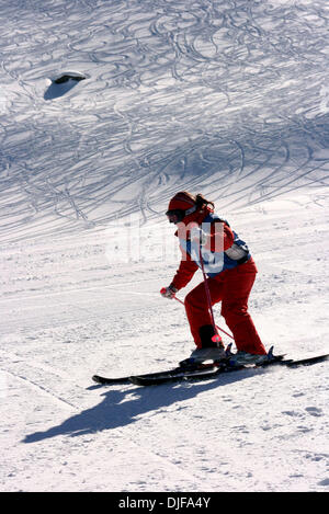 20. Februar 2008 - Gulmarg, Kaschmir, Indien - ein Konkurrent Praktiken auf dem Schnee zeigt ihre Leistung während des 2. Tages der nationalen Winterspiele in Gulmarg, 55 km (34 Meilen) westlich von Srinagar, 20. Februar 2008. Teilnehmer aus verschiedenen indischen Bundesstaaten konkurrieren im Wintersport in der fünften Auflage der Spiele. (Kredit-Bild: © Altaf Zargar/ZUMA Press) Stockfoto