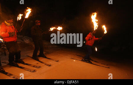 20. Februar 2008 - Gulmarg, Kaschmir, Indien - Konkurrenten auf dem Schnee zeigen ihre Leistung tragen brennende Fackeln am Abend des 2. Tages der nationalen Winterspiele in Gulmarg, 55 km (34 Meilen) westlich von Srinagar, 20. Februar 2008 Praxis. Teilnehmer aus verschiedenen indischen Bundesstaaten konkurrieren im Wintersport in der fünften Auflage der Spiele. (Kredit-Bild: © Altaf Zargar Stockfoto