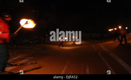 20. Februar 2008 - Gulmarg, Kaschmir, Indien - Konkurrenten auf dem Schnee zeigen ihre Leistung tragen brennende Fackeln am Abend des 2. Tages der nationalen Winterspiele in Gulmarg, 55 km (34 Meilen) westlich von Srinagar, 20. Februar 2008 Praxis. Teilnehmer aus verschiedenen indischen Bundesstaaten konkurrieren im Wintersport in der fünften Auflage der Spiele. (Kredit-Bild: © Altaf Zargar Stockfoto