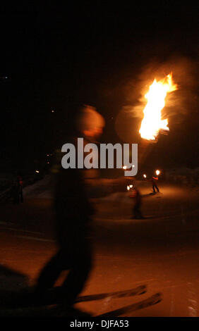 20. Februar 2008 - Gulmarg, Kaschmir, Indien - Konkurrenten auf dem Schnee zeigen ihre Leistung tragen brennende Fackeln am Abend des 2. Tages der nationalen Winterspiele in Gulmarg, 55 km (34 Meilen) westlich von Srinagar, 20. Februar 2008 Praxis. Teilnehmer aus verschiedenen indischen Bundesstaaten konkurrieren im Wintersport in der fünften Auflage der Spiele. (Kredit-Bild: © Altaf Zargar Stockfoto